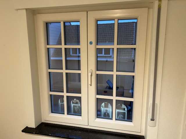 Dubbel opendraaiende pvc raam beige (dubbel glas) - afbeelding 1 van  1