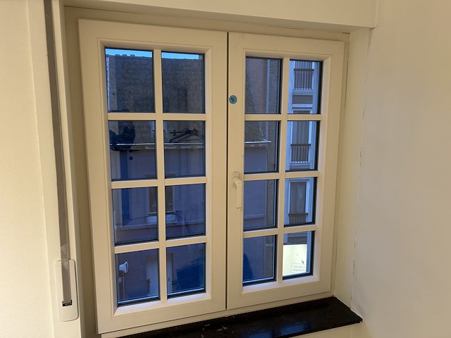 Dubbel opendraaiende pvc raam beige (dubbel glas) - afbeelding 1 van  1