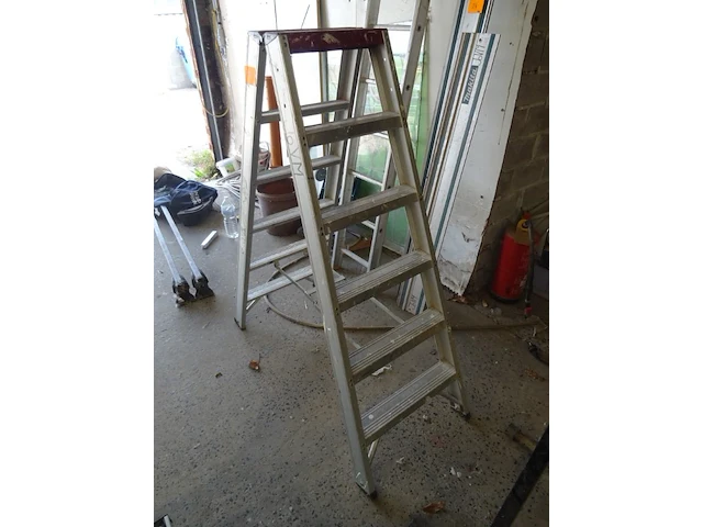 Dubbele alu trapladder + alu ladder - afbeelding 2 van  4