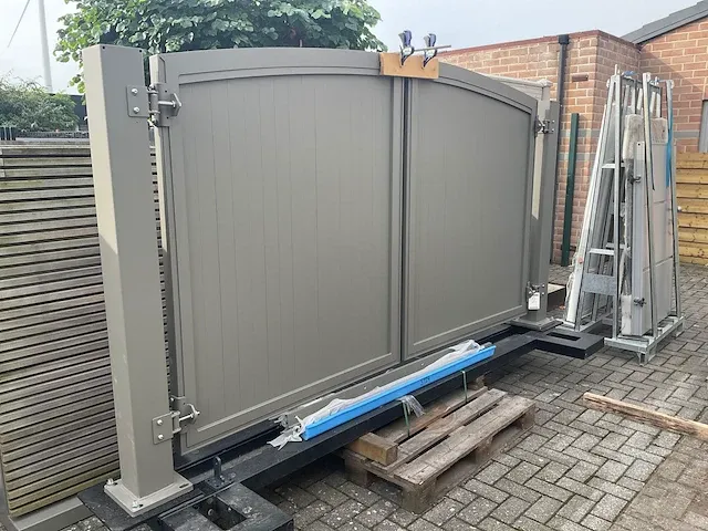 Dubbele aluminium draaipoort - afbeelding 1 van  5