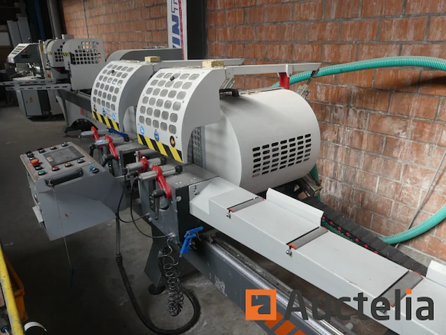 Dubbele kop verstekzaag voor chassis bsm dubbele hoek snijmachine - afbeelding 5 van  9