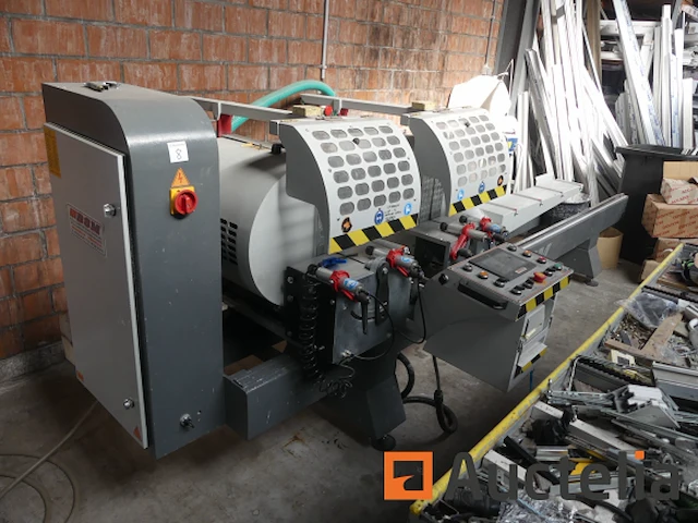 Dubbele kop verstekzaag voor chassis bsm dubbele hoek snijmachine - afbeelding 8 van  9