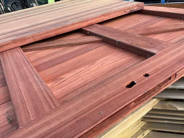 Dubbele padouk houten poort - afbeelding 1 van  8