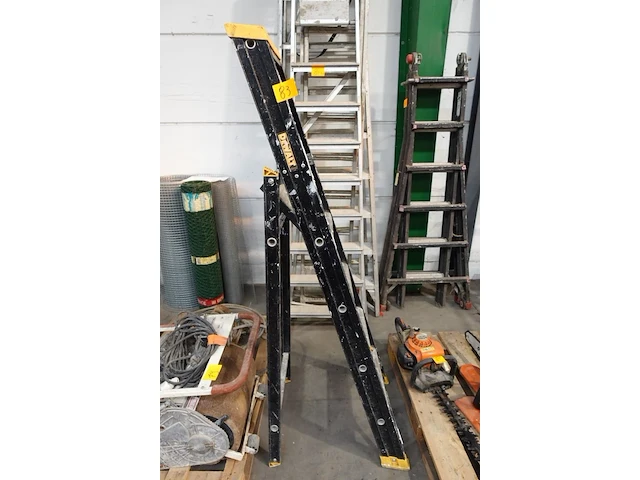Dubbele plooiladder dewalt - afbeelding 1 van  3