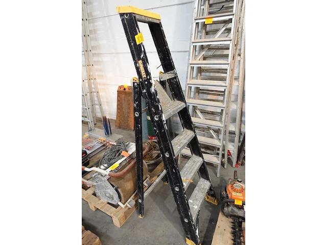 Dubbele plooiladder dewalt - afbeelding 2 van  3