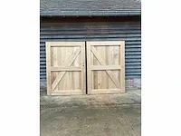 Dubbele poort eik vlak op het kader (182,5 cmb x 176 cmh)