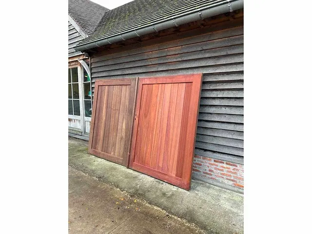 Dubbele poort padouk vlak in het kader ( 2st 135 cmb x 180 cmh) - afbeelding 1 van  3