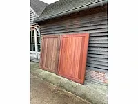 Dubbele poort padouk vlak in het kader ( 2st 135 cmb x 180 cmh)