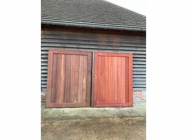 Dubbele poort padouk vlak in het kader ( 2st 135 cmb x 180 cmh) - afbeelding 2 van  3