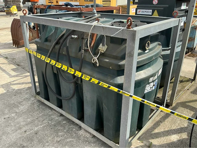 Dubbelwandige dieseltank met pomp - afbeelding 2 van  3