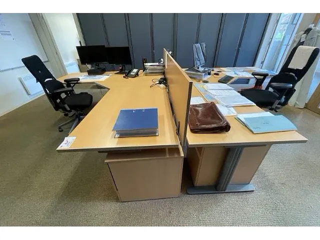 Dubbelzijdig hoekbureau, bureaustoelen, ladenkastjes - afbeelding 2 van  10