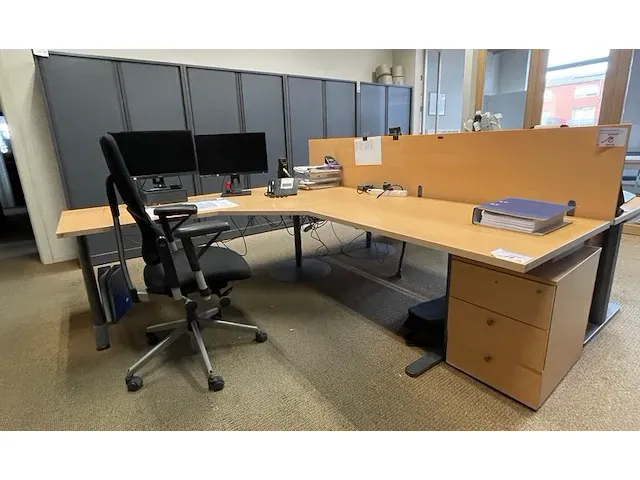 Dubbelzijdig hoekbureau, bureaustoelen, ladenkastjes - afbeelding 1 van  10
