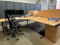 Dubbelzijdig hoekbureau, bureaustoelen, ladenkastjes - afbeelding 1 van  10