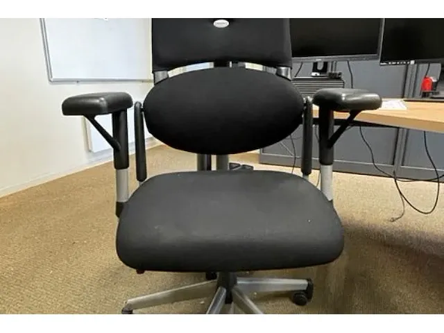 Dubbelzijdig hoekbureau, bureaustoelen, ladenkastjes - afbeelding 3 van  10
