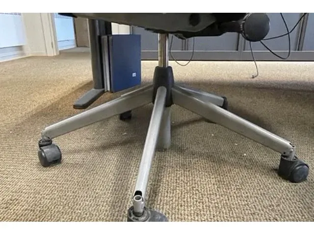 Dubbelzijdig hoekbureau, bureaustoelen, ladenkastjes - afbeelding 5 van  10