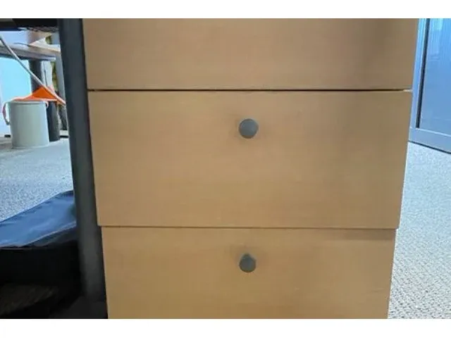 Dubbelzijdig hoekbureau, bureaustoelen, ladenkastjes - afbeelding 6 van  10