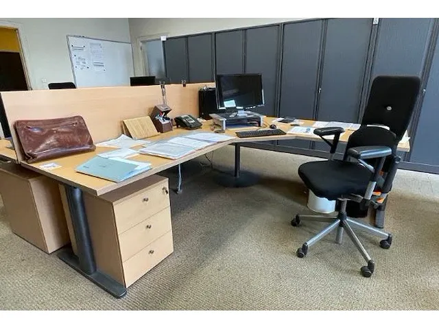 Dubbelzijdig hoekbureau, bureaustoelen, ladenkastjes - afbeelding 7 van  10