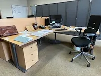 Dubbelzijdig hoekbureau, bureaustoelen, ladenkastjes - afbeelding 7 van  10