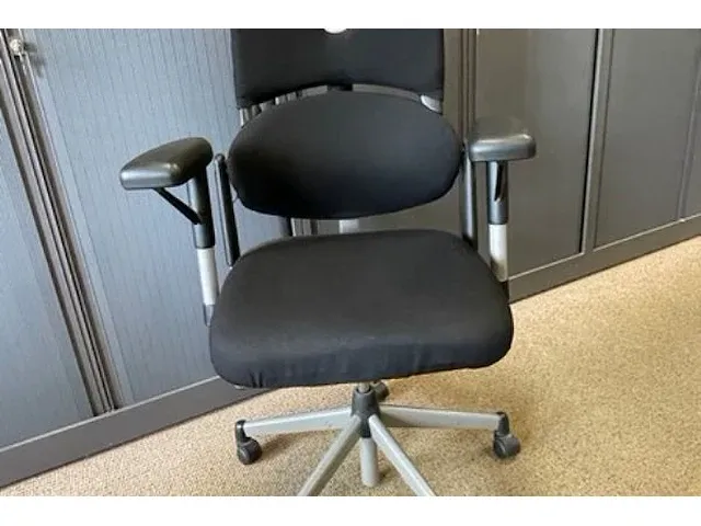 Dubbelzijdig hoekbureau, bureaustoelen, ladenkastjes - afbeelding 8 van  10