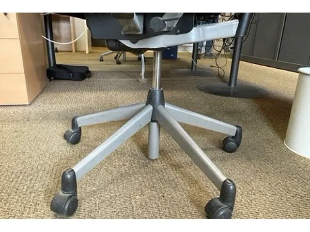 Dubbelzijdig hoekbureau, bureaustoelen, ladenkastjes - afbeelding 10 van  10