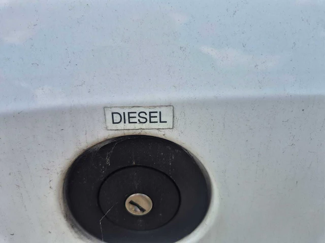 Due - 2011 - first - personenauto - afbeelding 10 van  12