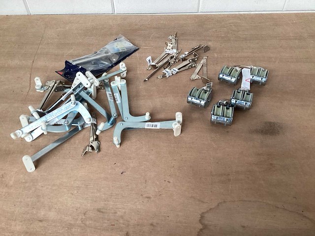 Dulimex mix kavel diverse raamscharen, katrollen - afbeelding 1 van  4