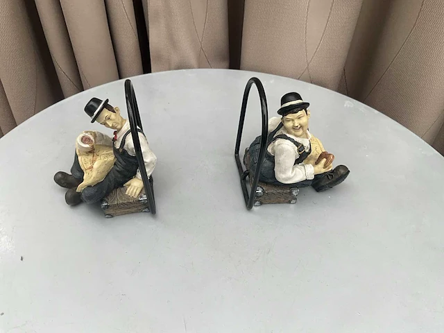Duo set decoratieve figuren laurel & hardy als boekensteun - afbeelding 4 van  4