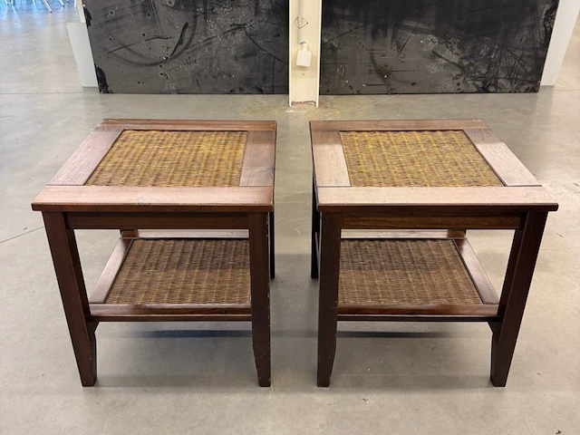 Duo van hout en rotan bijzettafeltjes - afbeelding 1 van  4