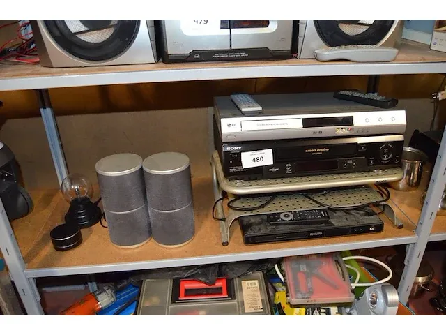 Dvd speler philips met 2 speakers magnum, usb lamp, dvd lg, vhs recorder sony - afbeelding 1 van  5
