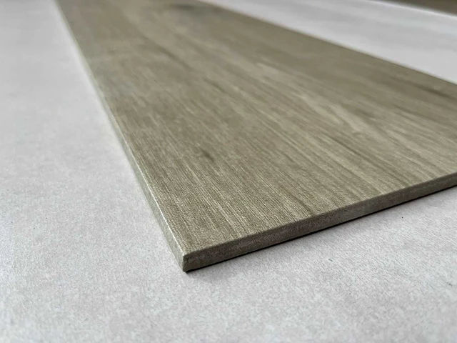 Ecoceramic 25x100 woodland taupe 23,75 m² + plint - afbeelding 1 van  3