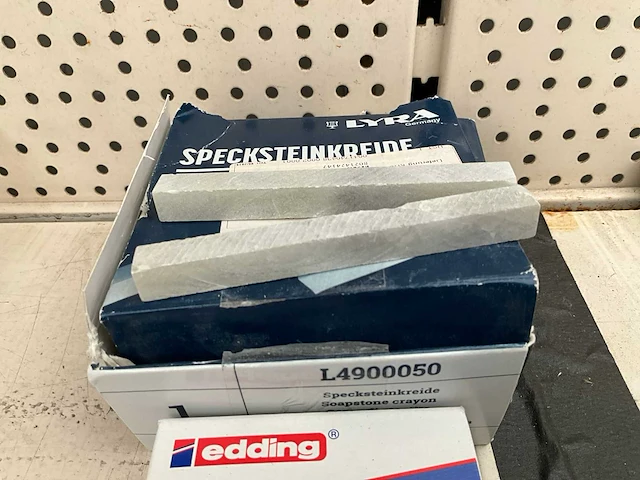 Edding + lyra. paint marker+speksteenkrijt. (3x) - afbeelding 2 van  3