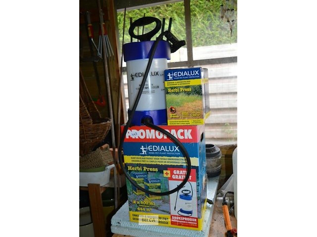 Edialux sproeier met 500 ml onkruid- en mosbestijder - afbeelding 1 van  4