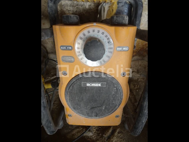 Een bouwplaatsradio en een profil en ironside lamp - afbeelding 2 van  3