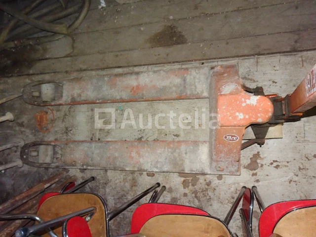 Een bt lifter pallettruck - afbeelding 1 van  2