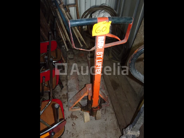 Een bt lifter pallettruck - afbeelding 2 van  2