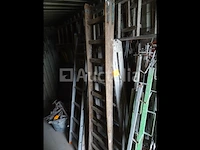 Een dubbele aluminium ladder met 2x7 treden en een dubbele houten ladder met 2x9 treden - afbeelding 1 van  2