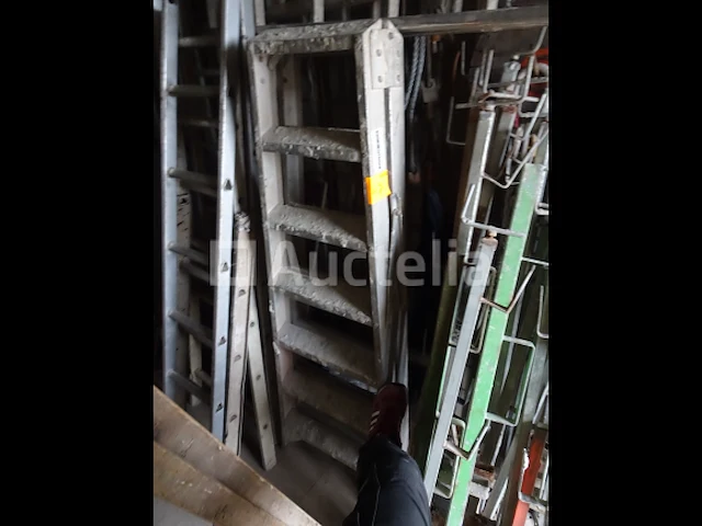 Een dubbele aluminium ladder met 2x7 treden en een dubbele houten ladder met 2x9 treden - afbeelding 2 van  2