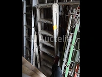 Een dubbele aluminium ladder met 2x7 treden en een dubbele houten ladder met 2x9 treden - afbeelding 2 van  2