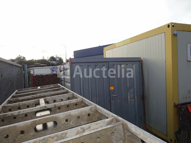 Een gegalvaniseerde container - afbeelding 1 van  4
