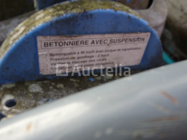 Een getrokken betonmixer - afbeelding 1 van  3