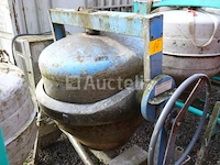 Een getrokken betonmixer - afbeelding 2 van  3