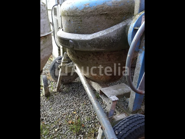 Een getrokken betonmixer - afbeelding 3 van  3