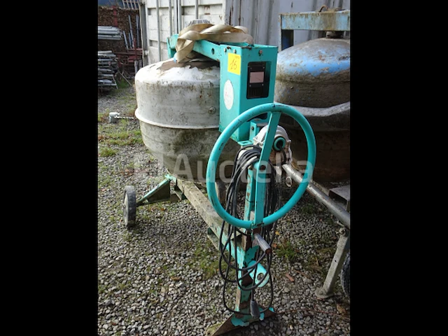 Een imer elektrische betonmixer - afbeelding 2 van  3