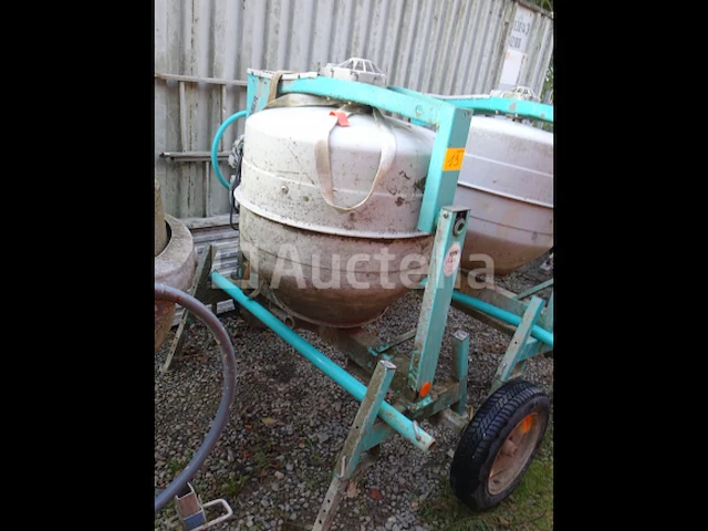 Een imer getrokken betonmixer - afbeelding 1 van  5