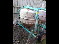 Een imer getrokken betonmixer - afbeelding 1 van  5