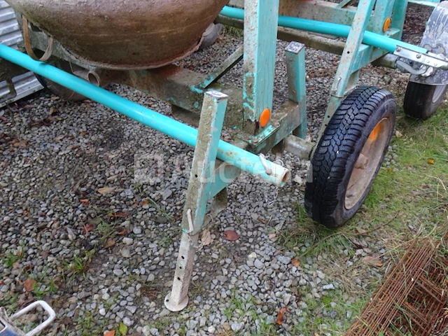 Een imer getrokken betonmixer - afbeelding 2 van  5