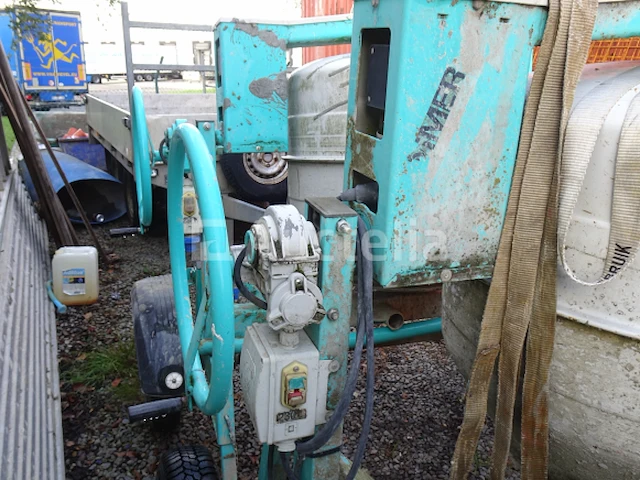 Een imer getrokken betonmixer - afbeelding 3 van  5