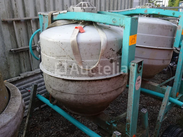 Een imer getrokken betonmixer - afbeelding 4 van  5