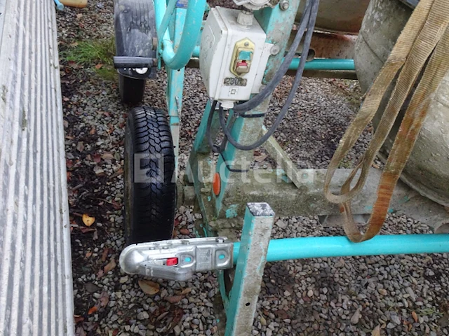 Een imer getrokken betonmixer - afbeelding 5 van  5
