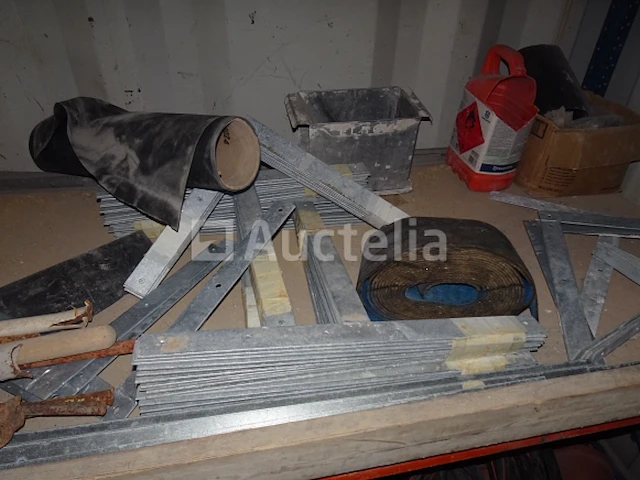 Een rac met 3 planken en zijn inhoud - afbeelding 3 van  5